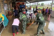 國軍出動了！豪雨釀積淹水路斷　第四作戰區1223員投入高屏救災