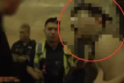 影/新北醉漢狠揍運將搶開小黃　還襲警 拒測遭逮捕送辦