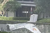 影/小飛機疑撞上北京地標中信大廈　撞破玻璃殘骸飄地面