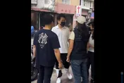 沈伯洋大翻車！內湖勘災「蹲地打掃」影片曝　網傻眼：公關災難