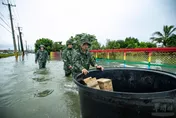 直擊！救援南部淹水災情　8軍團官兵涉水送物資、清淤復原
