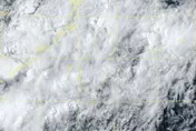 鋒面、西南風雙夾擊！大雨狂炸「17縣市」　西半部嚴防落石