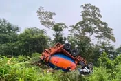 花蓮赤科山水泥預拌車翻覆　警消破壞車體救出受困駕駛