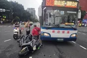 影/北市大安區公車闖紅燈撞機車　司機恍神釀2傷