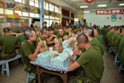 一次倒20隻雞腿！兵怒批國軍浪費　Cheap揭2關鍵反嗆
