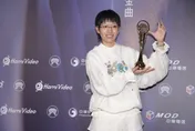 金曲37/陳嫺靜奪新人獎穿帽T上台！遭批「太隨便」親揭背後寓意