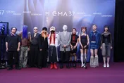 金曲37/亞歷三小夥伴受訪「發怪聲」挨轟不尊重　陳明珠接話被讚神救場