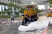 影/南港車站消防泡沫外洩！淹沒道路驚人畫面曝光
