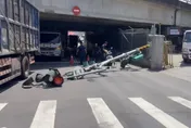 影/新北板橋貨車勾電線扯斷紅綠燈桿　幸無人遭波及