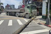 影/北市砂石車閃車撞斷電線桿　駕駛毒駕又酒駕遭逮