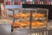 影/好丘貝果驚傳「蒼蠅停麵包」食安疑雲　業者：加強清潔驅蠅