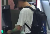影/台中61歲大叔背「鬼滅包」ATM前鬼祟　警跟監逮詐騙車手