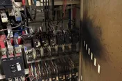 影/金錢豹出事！男員工遭電擊「臉手灼傷焦黑、雙眼張不開」