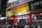 影/家樂福深夜拆招牌！民眾停留觀看直喊：會懷念