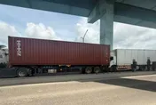 八里台北港2貨櫃車追撞　1駕駛受困送醫搶救