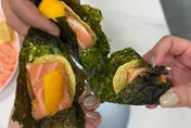 暗黑吃法暴動！生魚片配芒果、洋芋片　 網：好吃到靈魂出竅