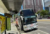 影/高雄巴士撞候車亭！擋風玻璃破大洞　驚險瞬間曝