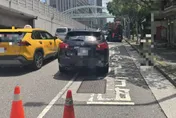 影/北市信義區吊車變換車道硬逼　前車遭波及車尾撞爛