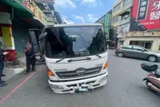 影/屏東廣東路突現「1米大坑洞」　大貨車右前輪慘被吞
