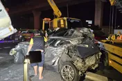 國道1號大貨車翻覆釀4車連環撞！10人受傷　北上紫爆回堵