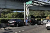 國道1號泰山段4車連環撞　1車翻覆2人受傷