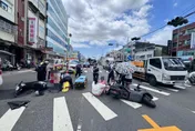 影/高雄75歲翁疑闖紅燈撞四貼機車！他傷重不治　母女4人輕傷