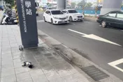 捷運三鶯線天降巨型排水管　機車遭砸中騎士險慘摔