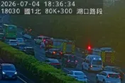 國1湖口段2車追撞！1輛車翻覆四輪朝天　後方交通大打結