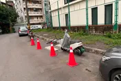 天母「佔位哥」升級裝備！水泥塊、鐵鍊霸車位　慘遭貼單