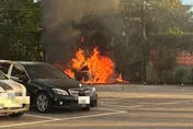 影/屏東南州交流道火燒車！超商旁烈火吞噬　駕駛驚險逃生