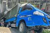 影/北投毒駕追撞！38歲男下車忘拉手煞　小貨車倒插路旁