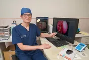 7旬婦沒在哭但眼淚狂流、眼周流膿！竟是鼻淚管鈣化阻塞