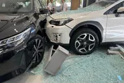 東洋內戰？高雄婦開Subaru撞碎Nissan展間