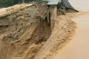 影/雨彈狂轟！廣西水庫驚現「50米潰口」　洪流灌民宅沖走汽車