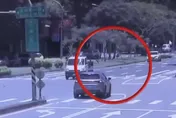 高雄貨車司機錢包放車斗忘拿！4萬現金街頭「滿天飛」