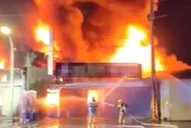台南汽修廠深夜陷火海　猛烈火勢波及隔壁店家
