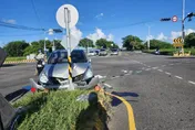 影/高雄男開車離奇「猛撞分隔島」！車凹陷人慘死