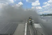 台南柳營畜牧場倉庫火警　塑料悶燒黑煙竄天
