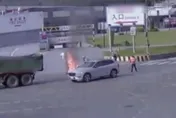 影/新北汐止機車擦撞曳引車起火　女騎士壓車底嚴重燒傷