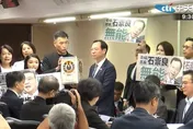 藍委包圍石崇良高喊「毒油害台」　送苯駢芘油桶嗆道歉下台！