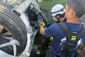 影/屏東竹田死亡車禍！BMW對撞機車墜大排　雙載2人不治