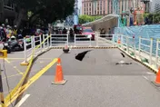 影/颱風前夕！北市敦化北路驚現4米長天坑　飄瓦斯味