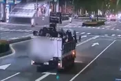 影/玩命！高雄小貨車斗塞滿長輩「人頭冒出」 警將開罰