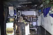 基隆廟口旁倉庫火警！消防破門搬瓦斯滅火　攤架燒成焦黑