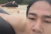 憂父遭洪水沖走！廣西男抱輪胎來回游3小回村尋親　母見他淚崩