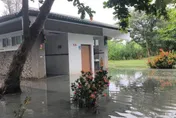 台東市海水倒灌！巴威颱風致積淹水　森林公園綠水橋出入口封閉
