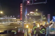 影/巴威逼近風雨漸強淡江大橋封閉　機車欲上橋員警勸導改道