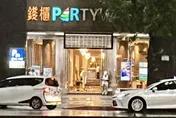影/巴威逼近北市深夜風雨漸強　停班停課錢櫃未見人潮