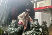 巴威颱風威脅！苗栗國軍出動　協助山區居民預防性撤離