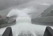 影/巴威颱風挾帶強風豪雨！石門水庫隔618天啟動溢洪道放水
